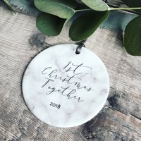 Personalisierte Erste Weihnachten Zusammen Marmor Stil Keramik Dekoration Weihnachtsgeschenk Andenken Baumschmuck Christbaumkugel von Beautifulgiftshop