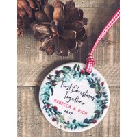 Personalisierte Erste Weihnachten Zusammen Weihnachtsdekoration Kranz ....runde Keramik ... - Baumschmuck Ornament Personalisierte Erste Weihnachten Zusammen Weihnachtsdekoration Kranz ....runde Keramik ... - Baumschmuck Ornament von Beautifulgiftshop
