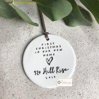 Personalisierte Erste Weihnachten in Unserem Neuen Zuhause Unter Adresse Monochrome Herz Keramik Runde Dekoration Ornament Andenken Personalisierte Erste Weihnachten in Unserem Neuen Zuhause Unter Adresse Monochrome Herz Keramik Runde Dekoration Ornament Andenken von Beautifulgiftshop