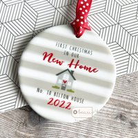 Personalisierte Erste Weihnachten in Unserer Neuen Heimatadresse Keramik Runde Dekoration Ornament Andenken Personalisierte Erste Weihnachten in Unserer Neuen Heimatadresse Keramik Runde Dekoration Ornament Andenken von Beautifulgiftshop