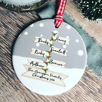 Personalisierte Familie Weihnachten Wegweiser ....keramik Rund ... Weihnachtsgeschenk - Baumdekoration Ornament Personalisierte Familie Weihnachten Wegweiser ....keramik Rund ... Weihnachtsgeschenk - Baumdekoration Ornament von Beautifulgiftshop