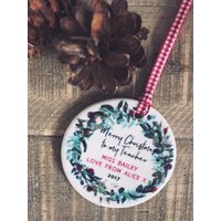 Personalisierte Frohe Weihnachten An Meinen Lehrer Weihnachtsdekoration Kranz ....runde Keramik ... - Baumschmuck Ornament Personalisierte Frohe Weihnachten An Meinen Lehrer Weihnachtsdekoration Kranz ....runde Keramik ... - Baumschmuck Ornament von Beautifulgiftshop
