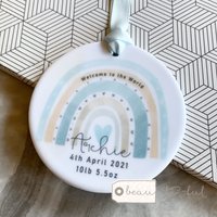 Personalisierte Neu Baby Mädchen Junge Regenbogen Dekoration ....runde Keramik Ornament ... - Andenken von Beautifulgiftshop