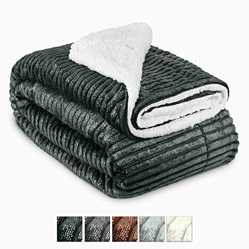 Beautissu Sherpa Decke Kuscheldecke Glitzereffekt 220x240 cm XXL Schwarz – Dicke Winter Fleecedecke Lammfell-Optik & – Hautfreundliche Flauschige Wärmedecke Couch-Überwurf Sofadecke – Elisa von Beautissu