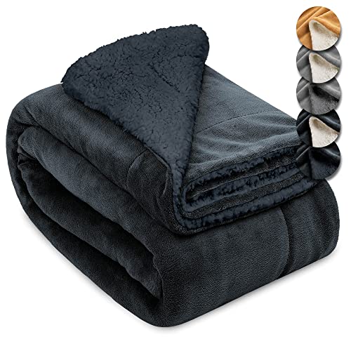 Beautissu Sherpa Decke Wohndecke Kuscheldecke 150x200cm Anthrazit – Warme & Dicke Winterdecke Fleecedecke Lammfell-Optik – Flauschige XL Kuscheldecke Sofa Überwurf Couch Decke – Alina von Beautissu