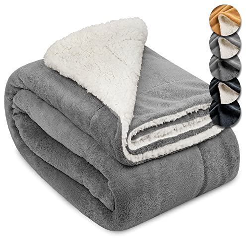 Beautissu Sherpa Decke Wohndecke Kuscheldecke 150x200cm Hellgrau/Weiß – Warme & Dicke Winterdecke Fleecedecke Lammfell-Optik – Flauschige XL Kuscheldecke Sofa Überwurf Couch Decke – Alina von Beautissu