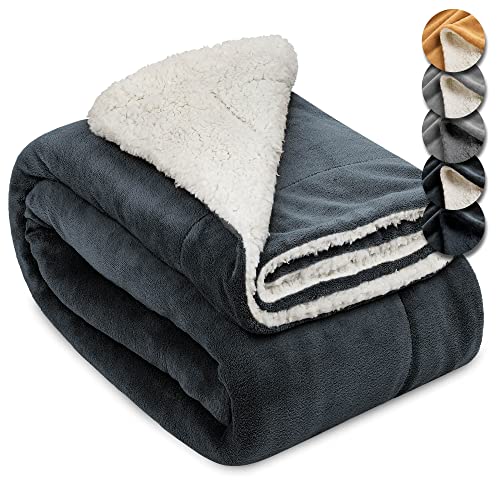 Beautissu Sherpa Decke Wohndecke Kuscheldecke 220x240cm Anthrazit/Weiß – Warme & Dicke Winterdecke Fleecedecke Lammfell-Optik – Flauschige XL Kuscheldecke Sofa Überwurf Couch Decke – Alina von Beautissu