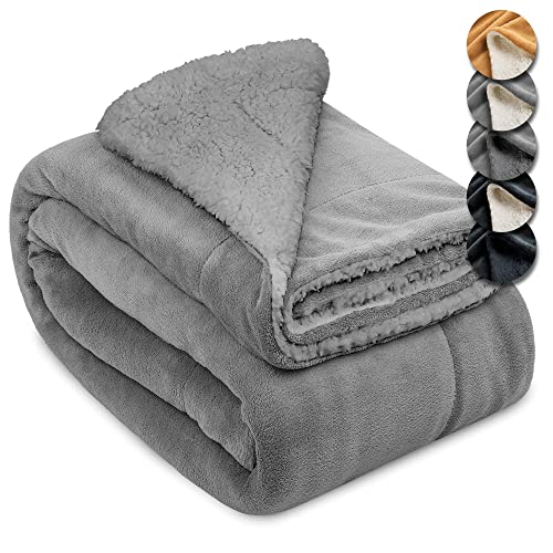 Beautissu Sherpa Decke Wohndecke Kuscheldecke 220x240cm Hellgrau – Warme & Dicke Winterdecke Fleecedecke Lammfell-Optik – Flauschige XL Kuscheldecke Sofa Überwurf Couch Decke – Alina von Beautissu