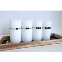 Adventskranz Kerzen Deko Mit Perlen, Modern, Zahlen, Kerzenschmuck, Adventskranzdekoration 4Er Set, Schwarz Oder Weiß Adventskranz Kerzen Deko Mit Perlen, Modern, Zahlen, Kerzenschmuck, Adventskranzdekoration 4Er Set, Schwarz Oder Weiß von BeautysartDesign