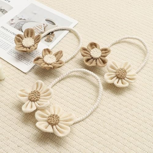 Zweiteilige Vorhang-Raffhalter mit Blumenmuster aus natürlichen Fasern, entworfen, um Vorhänge fest zu halten und gleichzeitig verschiedene Einrichtungsstile zu ergänzen (Beige + Kaki) von Bebykilemi