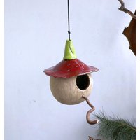 Vogelfutterkugel Mit Rotem Dach, Rundes Vogelfutterhaus Aus Keramik Zum Hängen, Futterspender Vogelfutterkugel Mit Rotem Dach, Rundes Vogelfutterhaus Aus Keramik Zum Hängen, Futterspender von BeckKeramik