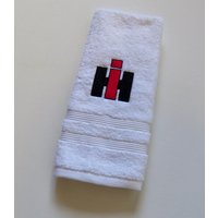 International Erntemaschine Stickerei Emblem Auf Qualitätsmaterial Handtuch von Beckystowels