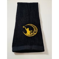 Katze Und Mond Besticktes Handtuch von Beckystowels
