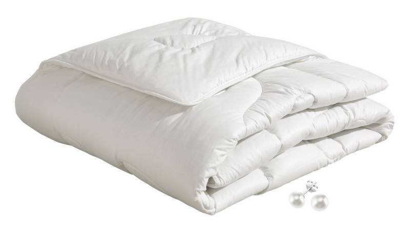 Beco Kunstfaserbettdecke Aerelle™ Blue Bettdecke mit Gratis-Perlenohrsteckern, Füllung: recycelte Polyesterfaser, Bezug: KbA-Bio-Baumwoll-Perkal, Jetzt zugreifen: Gratis-Aktion nur bis 31.12.2025! Beco Kunstfaserbettdecke Aerelle™ Blue Bettdecke mit Gratis-Perlenohrsteckern, Füllung: recycelte Polyesterfaser, Bezug: KbA-Bio-Baumwoll-Perkal, Jetzt zugreifen: Gratis-Aktion nur bis 31.12.2025! von Beco