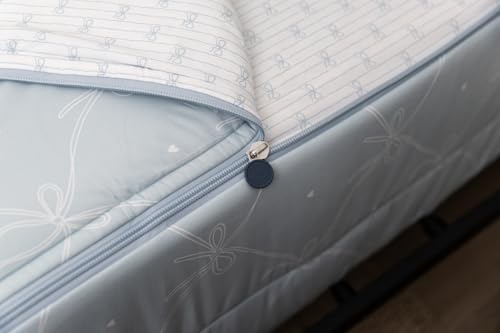 Beddy's Strapazierfähige Bettwäsche mit Schleife und Schleifenmotiv für Kinder, Bett in einer Tasche, Babyblaue Bettdecke und weiße Nadelstreifen-Bettlaken, inklusive Kissenbezug und Kissenbezug von Beddy's