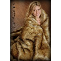 Kunstfell-Überwurfdecke - Hellgoldbrauner Kojote Wolf Mit Weichstem Minky-Kuschelfell Unterlegt Originaldesigns Pelzakzenten Usa von BedspreadsAndThrows