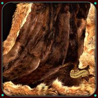 Kunstpelz Decke - Luxuriöser Braunbär Beaver Pelt Center Coyote Wolf Border Minky Kuschelfell Pelzakzente Original Design Usa von BedspreadsAndThrows