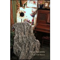 Luxuriöse Kunstfell-Überwurfdecke - Grau Gefleckter Luchs Rückseite Mit Weichstem Minky-Kuschelfell Pelzakzente Originaldesigns Usa von BedspreadsAndThrows
