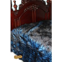 Plüsch-Kunstfell-Tagesdecke - Leuchtendes Blau Mit Mattschwarzen Spitzen Weiches Minky-Kuschelfellfutter Plüsch-Kunstfell-Tagesdecke - Leuchtendes Blau Mit Mattschwarzen Spitzen Weiches Minky-Kuschelfellfutter von BedspreadsAndThrows