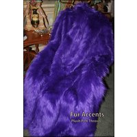 Überwurfdecke Aus Kunstfell - Lilafarbenes Zottelfell Premium-Kunstfell Mit Minky-Kuschelfell Unterlegt Original Fellakzenten Usa von BedspreadsAndThrows