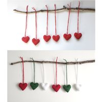 Handgestrickte Weihnachtsherz-Dekoration, Hängende Baumschmuck, Rotes, Funkelndes Acrylgarn, Polyester-Füllung, Versandfertig Handgestrickte Weihnachtsherz-Dekoration, Hängende Baumschmuck, Rotes, Funkelndes Acrylgarn, Polyester-Füllung, Versandfertig von BeeDeeCollection