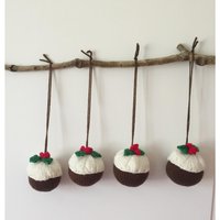 Vier Handgestrickte Kleine Mini Little Christmas Pudding Mit Holly & Beeren Dekoration Weihnachtsbaum Ornament 4Er-Set Versand Bereit Vier Handgestrickte Kleine Mini Little Christmas Pudding Mit Holly & Beeren Dekoration Weihnachtsbaum Ornament 4Er-Set Versand Bereit von BeeDeeCollection