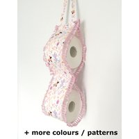 stoff Toilettenpapierrollenhalter Ersatz Badezimmer Lagerung Shabby Chic Hellblau Rosa Gelb Grün Blumenstoff Weiße Spitze von BeeDeeCollection