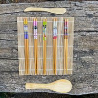 Ladenschließung Rabatte 9 Teiliges Bambus Ukiyo-E Sushi Set. Essstäbchen, Rollmatten, Reisschaufel Und Löffel-Set von BeeTreeEco