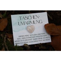 Taschen Umarmung Herz Kristall Glasherz Taschenumarmung Glücksbringer Glas Amethyst Geschenk Mitbringsel Taschen Umarmung Herz Kristall Glasherz Taschenumarmung Glücksbringer Glas Amethyst Geschenk Mitbringsel von Beedsys