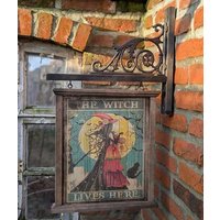 Großes Türschild Hängeschild The Witch Lives Here Mit Konsole Holz Hexen Schild Vintage von BeekmannsInterieur