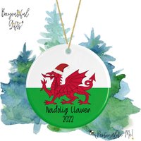Keramik Weihnachtsbaumschmuck - Nadolig Llawen 2023 | Waliser Baumschmuck Wales Weihnachtsdekoration von BeeyoutifulGiftsUK