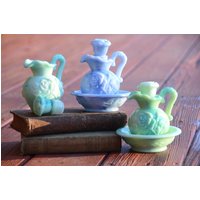 Satz Von 3 Milk Glas Pitcher Vasen Vintage | Avon Victoriana Rose Krug Und Schale Mit Stopper Mint Grün Periwinkle #1Bbx1 von BeheldBouquets