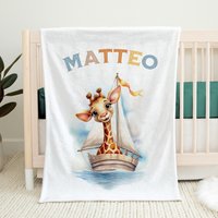 Süsser Giraffe Baby Junge Im Segelboot | Personalisierte Babydecke Decke Mit Namen Personalisierbare Jungen von BeimErdbeerFrosch