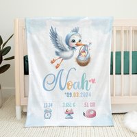 Süsser Storch Bringt Baby Jungen | Personalisierte Babydecke Decke Mit Namen Und Geburtsdatum Personalisierbare Zur Geburt von BeimErdbeerFrosch