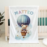 Süsser Teddybär Baby Junge Im Luftballon | Personalisierte Babydecke Decke Mit Namen Personalisierbare Jungen von BeimErdbeerFrosch