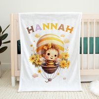 Süsses Bienen Baby Mädchen Im Heißluftballon | Personalisierte Babydecke Decke Mit Namen, Personalisierbare von BeimErdbeerFrosch