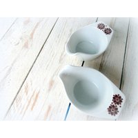 Vintage Figgjo Flint Sauce Boot Norwegen Keramik Vitro Porselen Med Korund Weiß Und Braun Blumen 3526 Sauskom Sauskommetje von BelgianCoffeeBreak