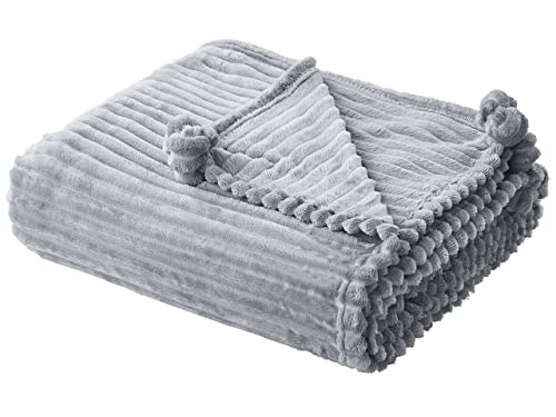 Flauschige Decke grau mit Streifenoptik und Bommeln 150 x 200 cm Kaweri von Beliani