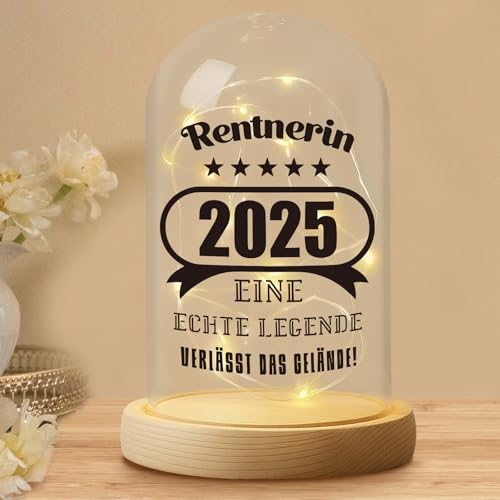 Belillpipi LED Glaskuppel mit Text Spruch, Holzfuß, Rentnerin 2025 EINE ECHTE LEGENDE VERLÄSST DAS GELÄNDE, Ewige Geschenke für Menschen, die 2025 in Rente gehen Belillpipi LED Glaskuppel mit Text Spruch, Holzfuß, Rentnerin 2025 EINE ECHTE LEGENDE VERLÄSST DAS GELÄNDE, Ewige Geschenke für Menschen, die 2025 in Rente gehen von Belillpipi