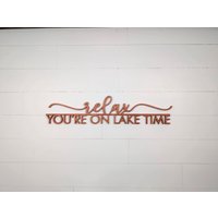 Rustikales Holzhaus Am See | Entspannendes Cottage Zeichen Urlaub Haus Hängende Kunst von BellAndTheWhistle