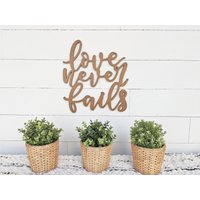 Liebe Versagt Nie Holzschild | Handgefertigtes „Love Never Fails"-Schild Schlafzimmer-Dekor 1 Korinther 13 Kunstwerk von BellAndTheWhistle