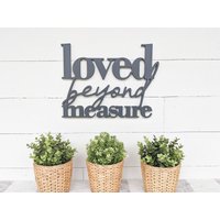 Loved Beyond Measure-Schild, Measure-Ausschnitt, 1/2" Dicker Holzschriftzug, Heimbüro-Dekor, Kinderzimmer-Dekor, Schlafzimmer-Dekor von BellAndTheWhistle