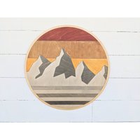Moderne Holzskulptur Am Berg Abstrakte Bergspitzen Montage von BellAndTheWhistle
