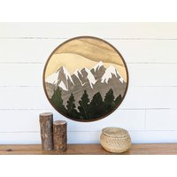 Runde Berge Holzkunst Schneebedeckte | Layered Wandkunst von BellAndTheWhistle