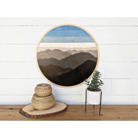 Runde Berge Holzkunst Layered Wandkunst, Wohnzimmer Szene Runde Berge Holzkunst Layered Wandkunst, Wohnzimmer Szene von BellAndTheWhistle