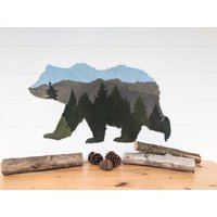 Wandbild Bär Mit Wald Und Berglandschaft | Bärenförmige Waldszene Moderner Bärengebirgsszene Holzmontagen von BellAndTheWhistle
