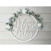 Willkommen Baby Holzschild | Baby-Ankündigungsschild Krankenhaus-Baby-Türhänger Willkommensschild „Baby" von BellAndTheWhistle