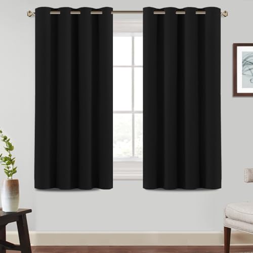 BellaHills 100% Vorhänge Blickdicht mit Ösen, Schöner Weicher Verdunklungsvorhänge von Räumen, 2er Set Wohnzimmer Ösenvorhang H145xB140cm, Schwarz von BellaHills