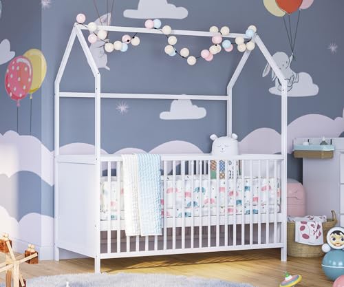 Bellabino Nika Babybett in Hausoptik 70 x 140 cm, Gitterbett und Hausbett für Kinder und Babys aus Kiefer Massivholz in weiß, 3-Fach höhenverstellbar inkl. Lattenrost von Bellabino