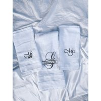 Bestickte Nachname Handtücher Für Neumütter, Hochzeitsgeschenk Paar von BelleFleurEmbroidery